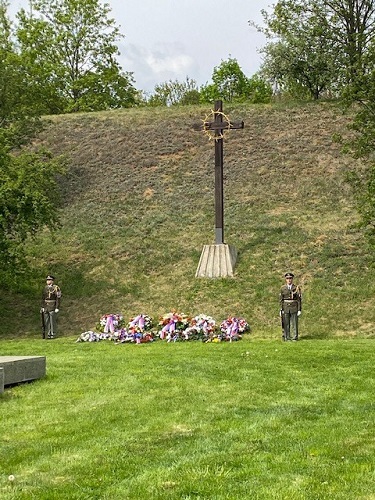 Pietní akt k uctění památky obětí protinacistického odboje na Kobyliské střelnici a památky padlých vojáků spojeneckých armád na Ďáblickém hřbitově